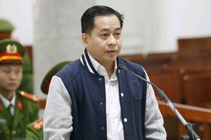 被告人潘文英武在法庭上答審判問案。