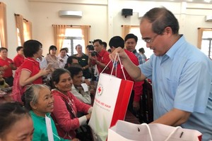 市委書記阮善仁向西寧省濱橋縣貧窮戶與落葉劑受害者發放春節禮物。（圖源：春忠）