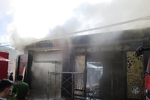 疑似潑汽油縱火殺人案的事發現場。（圖源：幸芝）