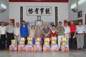 該會館理事向貧困鄉親贈送禮物。
