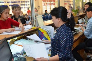 本市每名公務員須為1000多人服務。圖中：平盛郡人委會為民辦理行政手續。