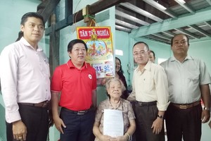 吳銀英老大娘接受溫情屋移交決定書。