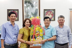 市民族處代表團向本報贈送新年禮物。