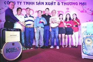 紅心公司總經理劉根全(左)與獲獎勵的出色工人合照。