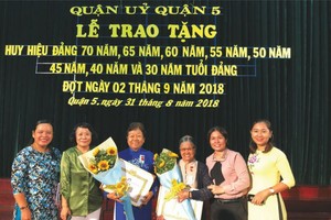 梅媽（左三）榮獲55年黨齡紀念章。