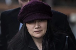 華為首席財務官孟晚舟29日一身黑衣出現在加拿大溫哥華的法庭上，她給出兩個理由申請改動保釋條件，得到法庭批准。（圖源：視頻截圖）