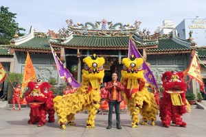 劉劍昌團長向讀者拜年。