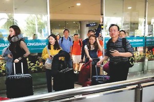 眾多越僑同胞回國過年。