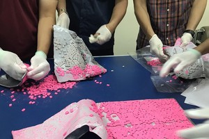 緊貼在雙面膠裡的搖頭丸被查獲。（圖源：秋禾）