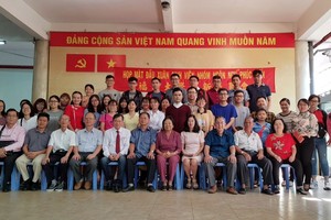 各代表與大學生合影。