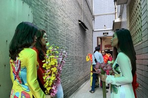 年輕人在古廟取景。