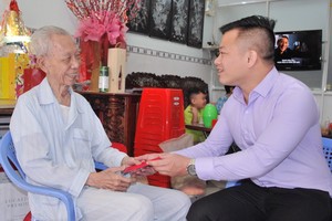 萬盛發集團代表慰問陳大新老先生。