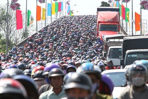 隆安省濱瀝橋區域嚴重堵塞。（圖源：范友）