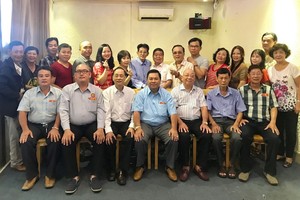 顧問與團員歡聚一堂。