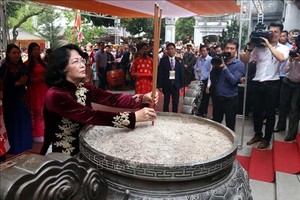 國家副主席鄧氏玉盛上香緬懷二徵女王。（圖源：越通社）
