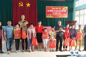 同奈省錦美縣保平鄉若干華人青年向貧窮家庭及清貧的學生贈送禮物。