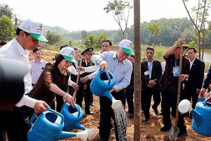 黨中央總書記、國家主席阮富仲在儀式上種樹留念。（圖源：松維）