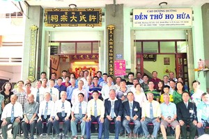 許氏宗祠理事會和宗親合影。