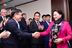 國會主席阮氏金銀（右一）向越南外貿商業股份銀行(Vietcombank)河內市總行全體領導、幹部與人員祝賀新年。（圖源：VOV）