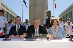 澳總理莫里森（中）與澳防長派恩（左）在簽署購買潛艇協議。（圖源：Getty Images）