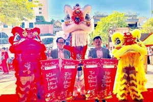 時代廣場股份公司總經理張豐裕(左)主持 開張儀式。