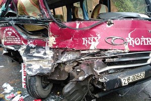 猛烈碰撞導致兩輛車的車頭面目全非，嚴重損壞。（圖源：阮順）