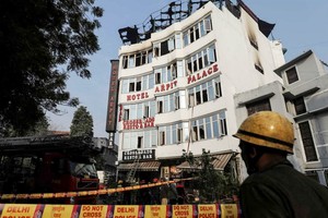 發生火災後的酒店外面。（圖源：路透社）