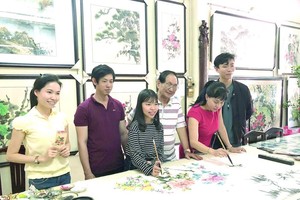 張漢明書畫家開辦的書畫培訓班，於昨(12)日在張畫家的畫廊新春開筆。