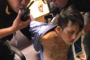 大鬧機場的癮君子被保安員控制。（圖源：CTV）