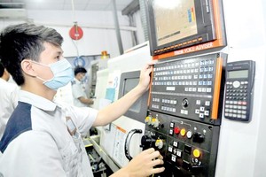 生產本市主力工業商品的維新塑料公司生產線一瞥。