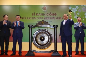 政府總理阮春福（右二）擊鼓開市。（圖源：越通社）