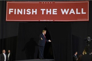 美國會兩黨達成初步協議避免政府再次“關門”。圖為特朗普在艾爾帕索對民眾演說。（圖源：AP）