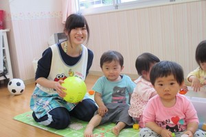 日本通過幼兒教育免費法案。圖為日本埼玉縣虹之星幼兒園裡的兒童。（圖源：互聯網）