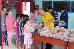 在關帝廟內派慈善餐。