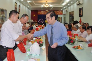 海南會館理事長吳清華向與會者派發新年紅包與大桔。