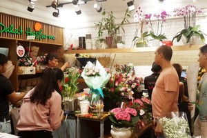 消費者在花店排隊購買情人節花卉。