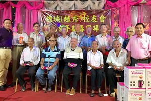 校友會向各位長者贈送福壽紅包。