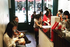 顧客在吉安九弄點選奶茶。