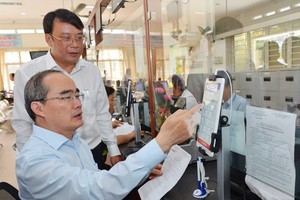 市委書記阮善仁考察平盛郡行政手續。（圖源：越勇）