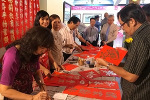 書法會在第五郡“春花會”上即席揮毫。