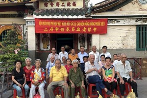 二府會館向高齡鄉親和長者贈送禮物。