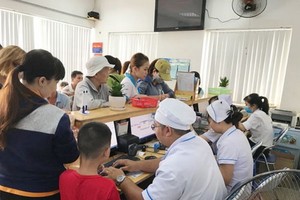 病人在鈴春全科診所診治病。