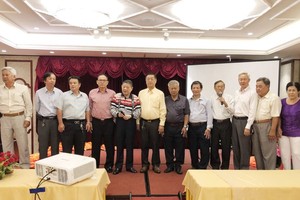 董事和校長互相祝賀。