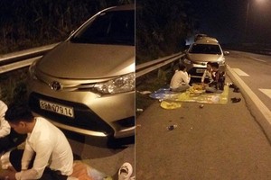 4名青年坐在編號88A-079.14轎車的車頭前面席地而坐吃喝。（圖源：laocaionline）