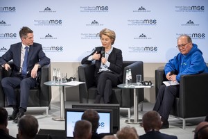 英國防大臣威廉姆森（左）、德國防部長馮德萊恩（中）出席開幕討論會。（圖源：MSC）