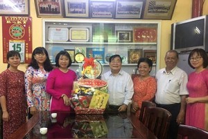 市婦聯會贈送禮物給福建二府會館。