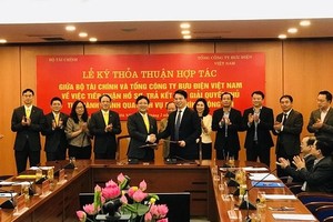 財政部與越南郵政總公司代表簽署合作文本。（圖源：T.T）