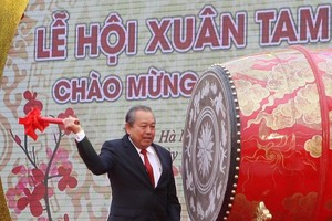 政府常務副總理張和平擊鼓開會。（圖源：越通社）