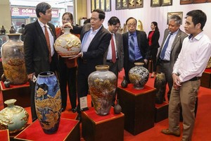 越南祖國陣線中央委員會主席陳清敏（左三）參觀八長陶瓷特品陳列室。（圖源：秋霞）