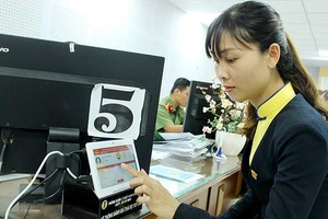 民眾在市公安廳PA08部門進行評價。